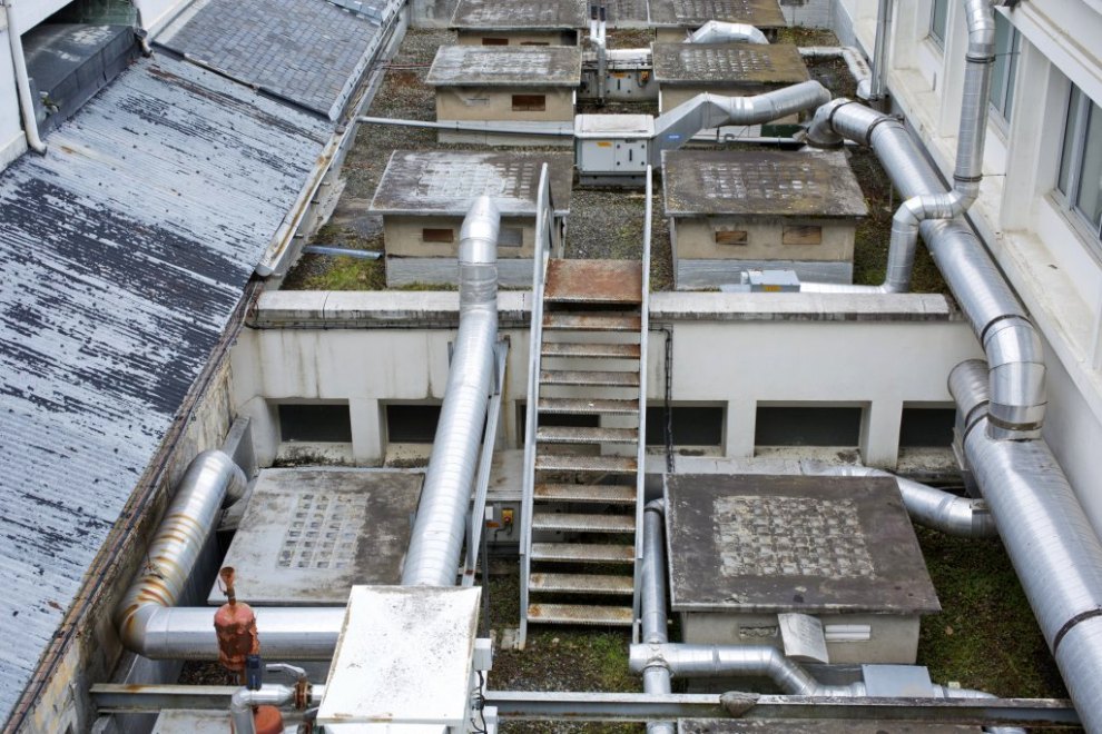 Vue des installations du toit terrasse du vaisseau postérieur.