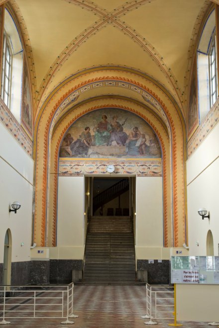 Vue du hall des pas perdus en direction de l'escalier.