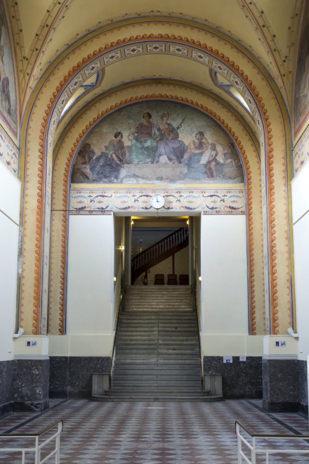 Vue du hall des pas perdus en direction de l'escalier.