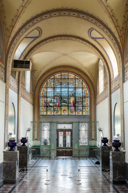 Vue du hall des pas perdus en direction de l'entrée.