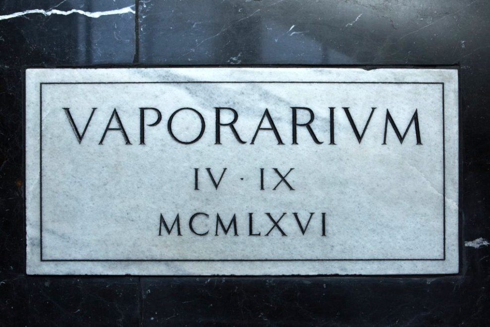 Détail de la plaque de fondation, fixée sur l'escalier du hall : VAPORARIUM IV IX MCMLXVI.