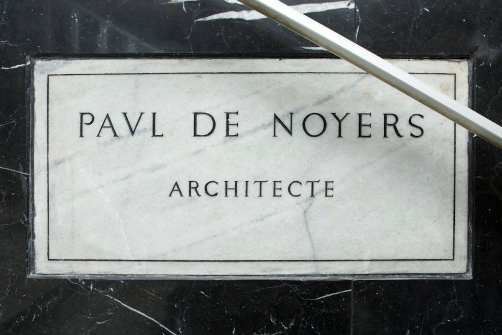 Détail de la plaque de l'architecte, fixée sur l'escalier du hall : PAUL DE NOYERS ARCHITECTE.