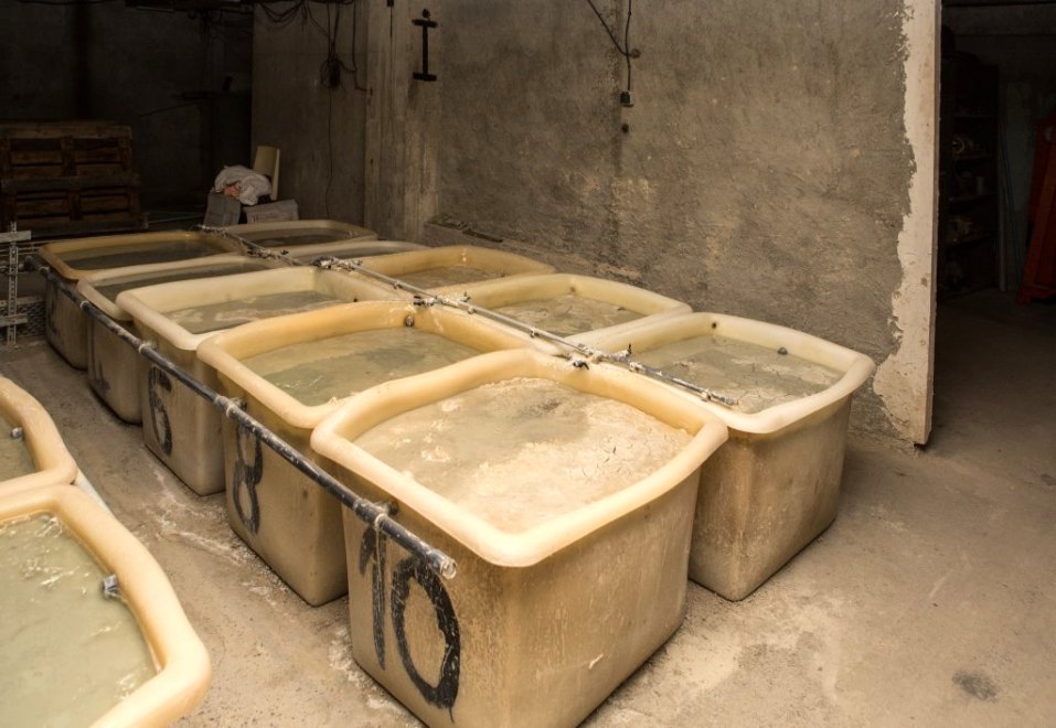 Sous-sol : bac de stockage de l'argile où l'on voit la barégine qui s'est formée en surface.