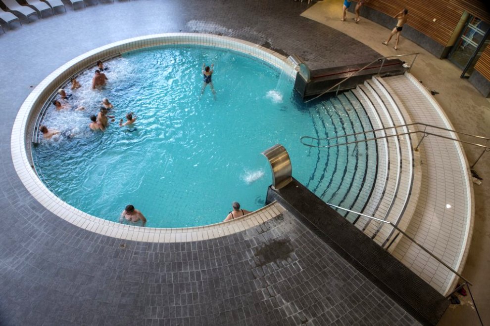 Vue d'ensemble de la piscine de relaxation.