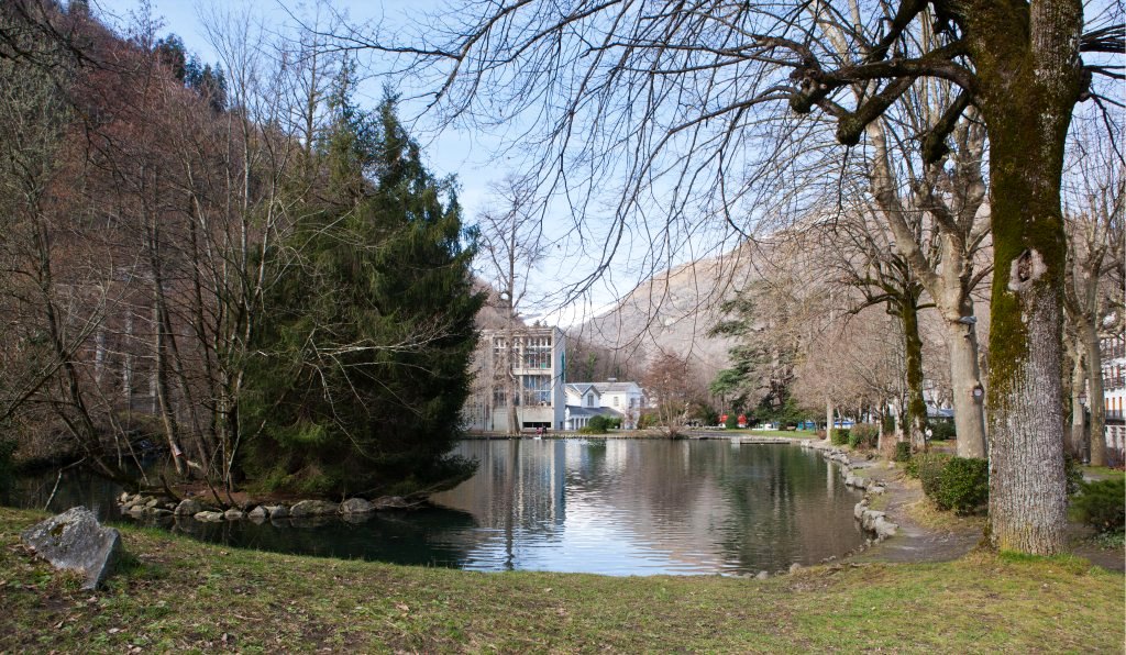 Vue du lac depuis le sud avec l'établissement thermal à l'arrière-plan.