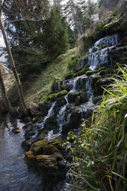 Vue de la cascade du parc des thermes.