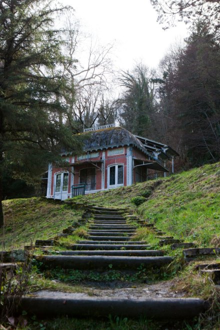 Vue de l'escalier du parc menant à la gare.