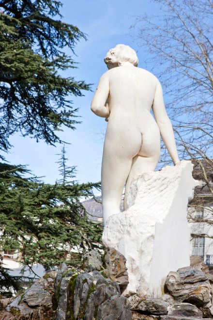 Vue postérieure de la statue.