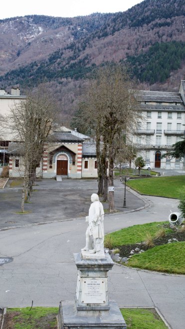 Vue hivernale des Quinconces devant la maison du curiste.