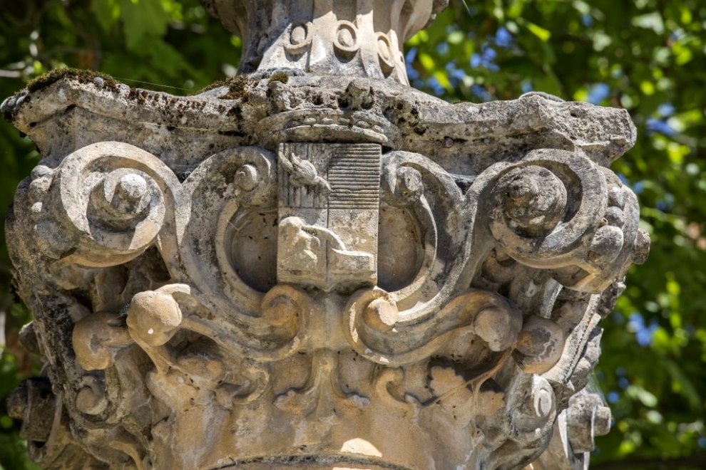 Détail du chapiteau sud, portant l'écu aux armoiries de la ville.