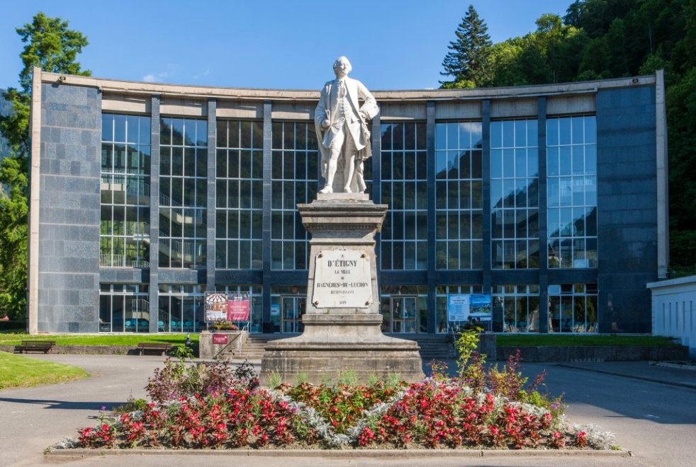 Vue d'ensemble de la statue devant le Vaporarium.