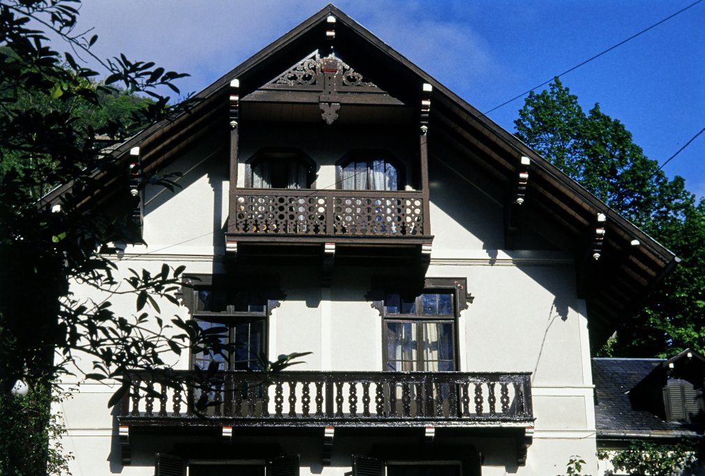 Petit chalet : détail des boiseries de la façade.