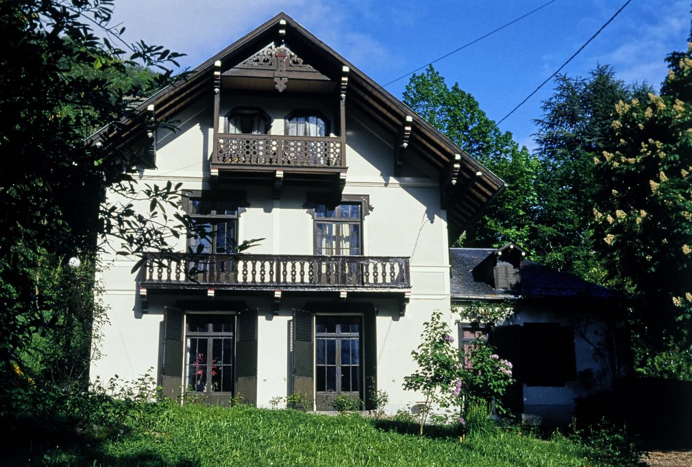 Vue d'ensemble de la façade du petit chalet.