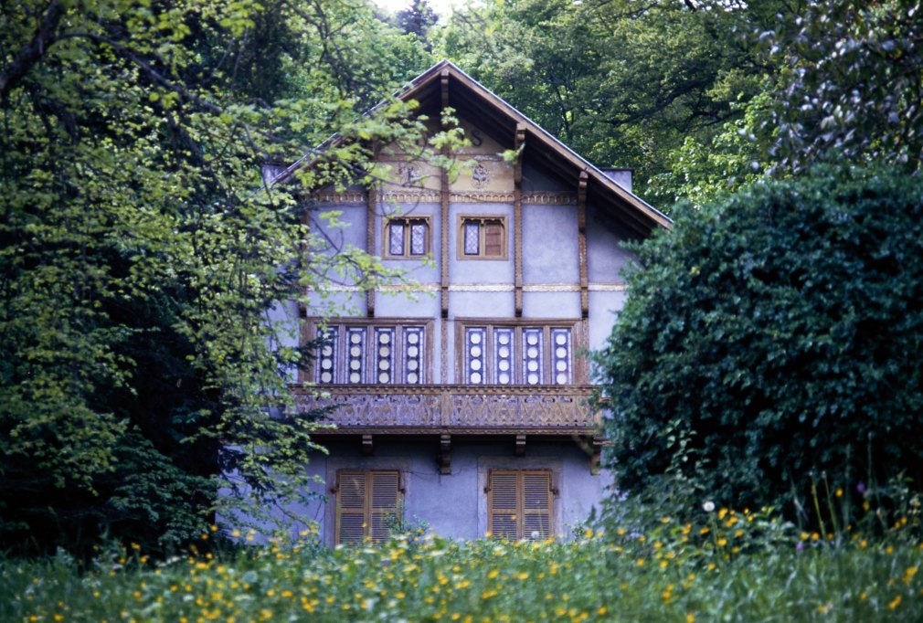 Vue d'ensemble de la façade.