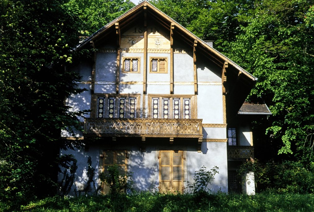 Vue d'ensemble de la façade.