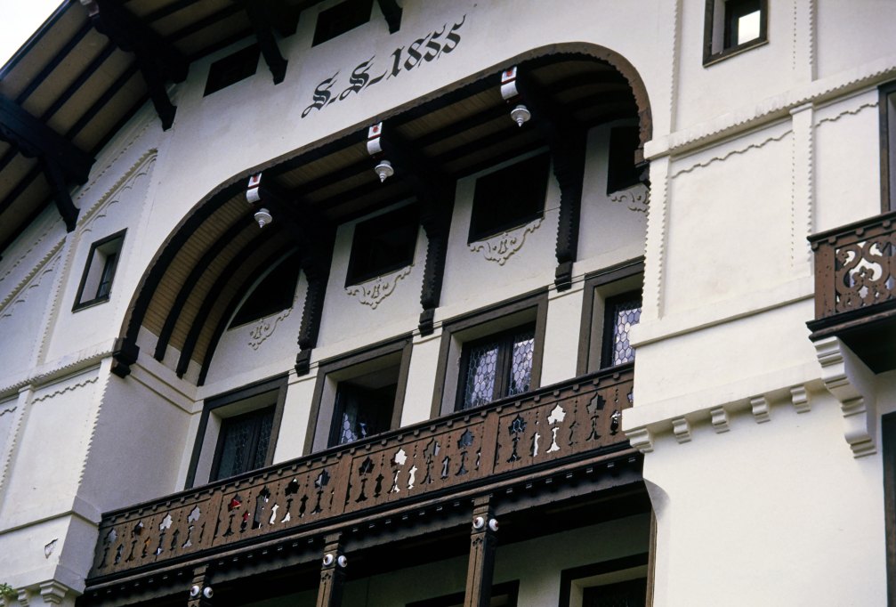 Détail de la loggia centrale de la façade.