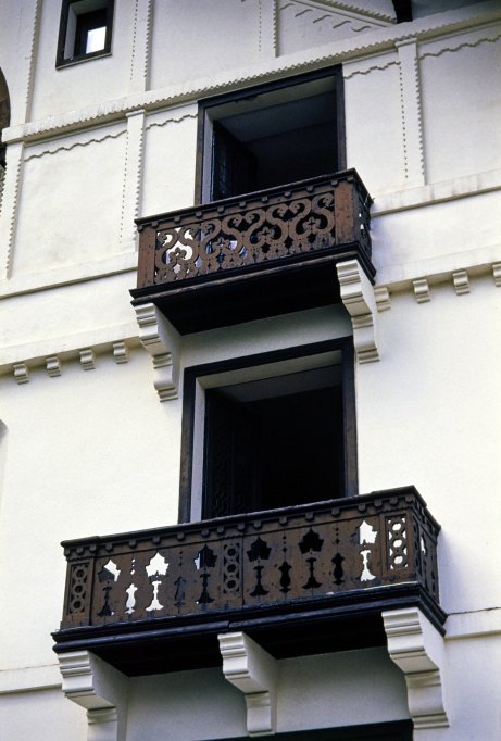 Détail des boiseries (S de Spont) de la travée droite de la façade.