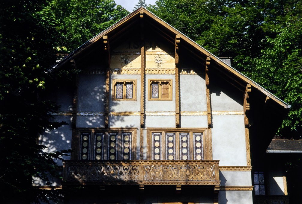 Détail du décor des parties hautes de la façade.