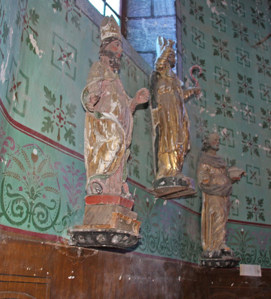 3 statues : saint évêque, saint évêque avec une crosse, saint Pierre (?)