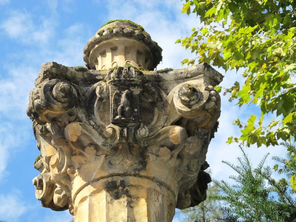 Détail du chapiteau est, portant l'écu au motif d'aigle couronné.