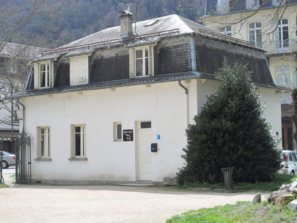 Vue du pavillon ouest depuis le parc du casino.