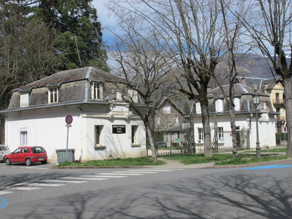 Vue d'ensemble des pavillons depuis l'allée des Bains.