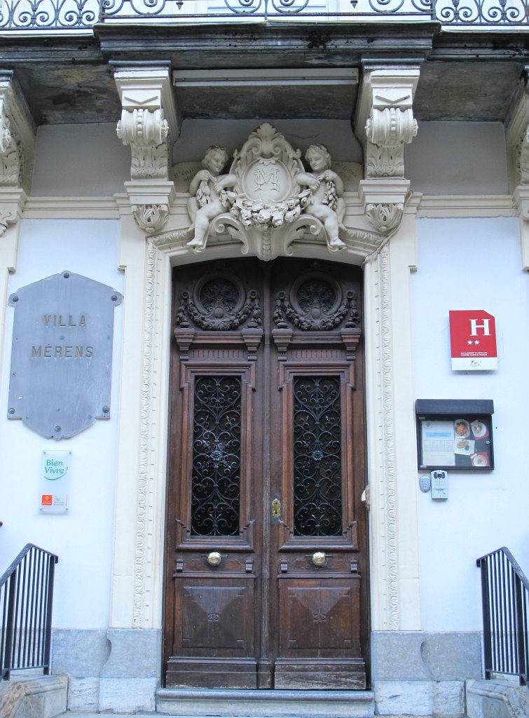 Vue d'ensemble de la porte d'entrée et de son décor.
