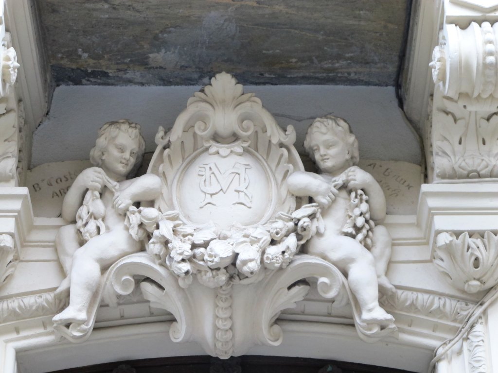 Vue d'ensemble du décor surmontant la porte d'entrée.