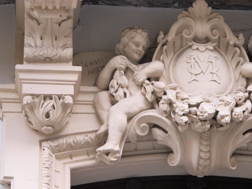 Décor de la porte d'entrée : détail de l'enfant à gauche avec la signature de Castex à l'arrière-plan.