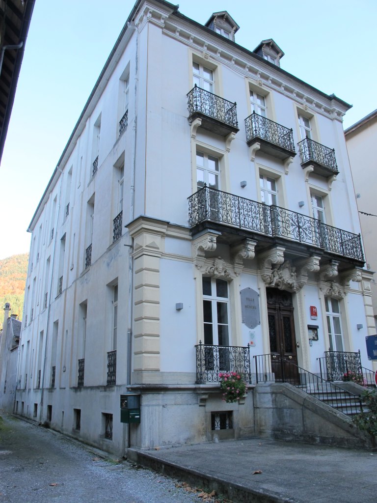 Vue d'ensemble de l'hôtel depuis le nord-ouest.