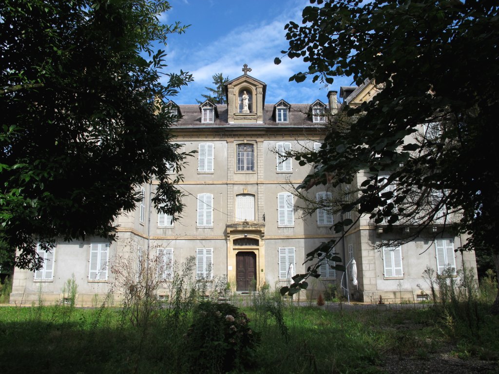 Vue d'ensemble de la façade.