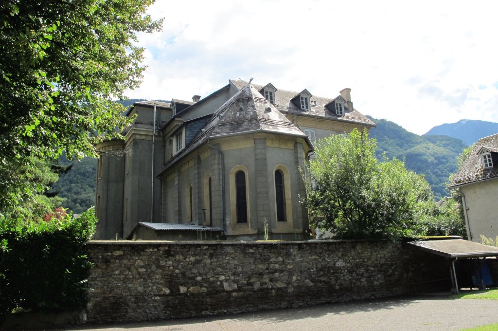 Vue d'ensemble depuis le nord-ouest avec la chapelle au premier plan.