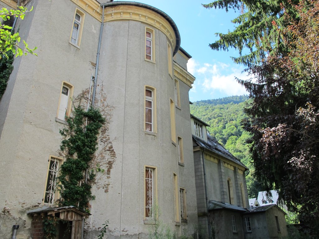 Vue de l'élévation postérieure avec la chapelle sur la partie droite.