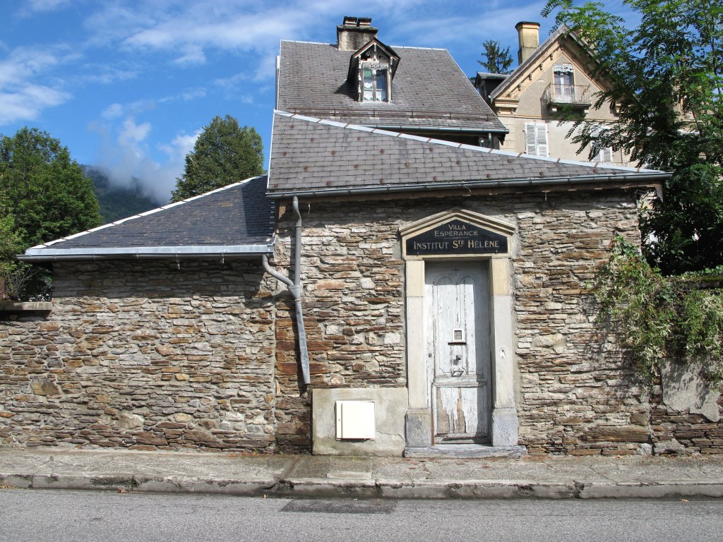 Vue de l'entrée piétonne par la conciergerie.