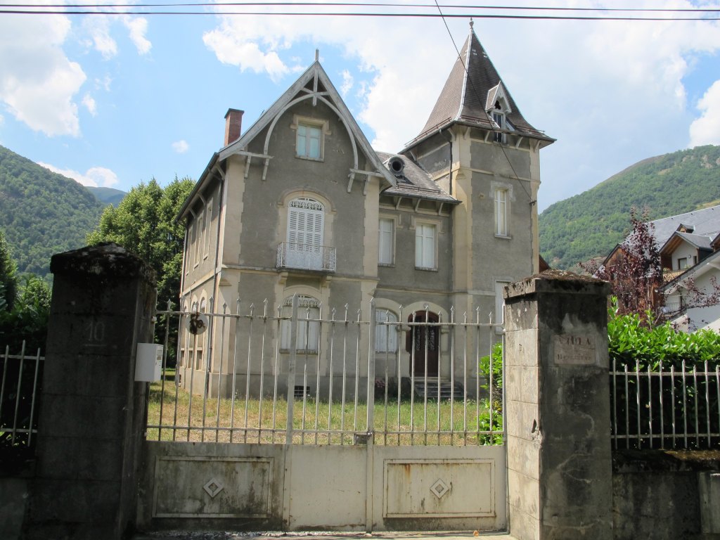 Vue d'ensemble depuis le boulevard, face au portail.