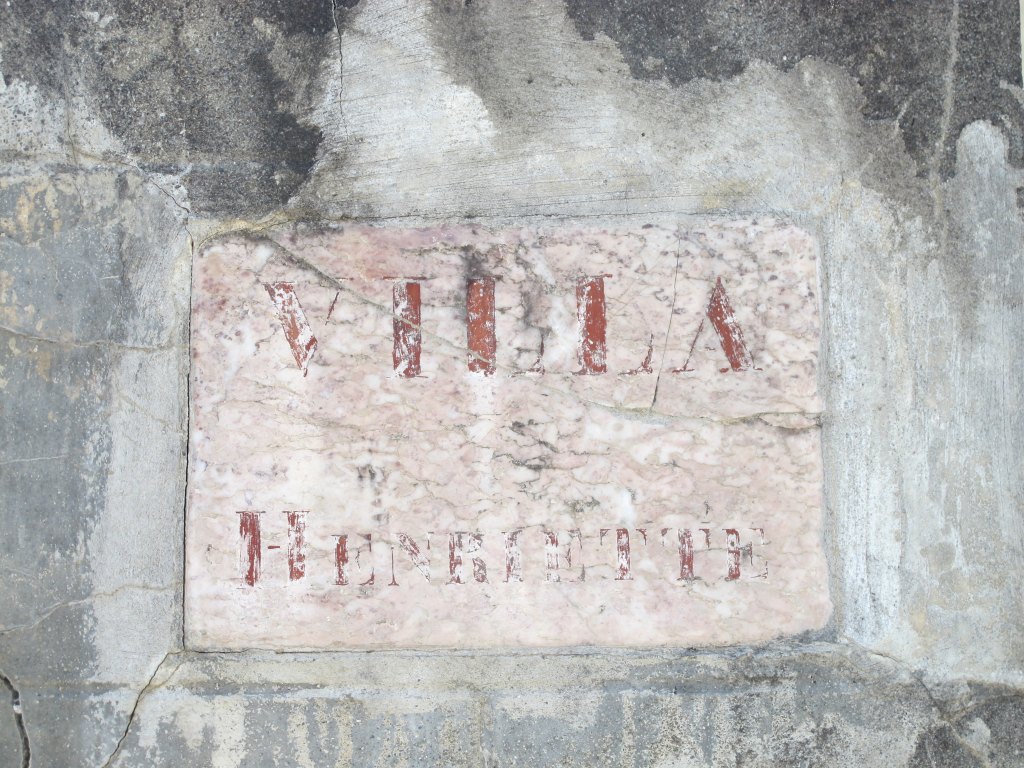Détail de la plaque sur le pilier droit du portail.