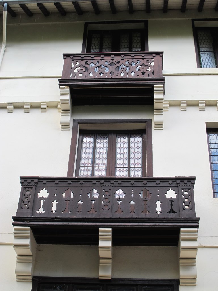 Détail des deux niveaux de balcons donnant sur l'allée.