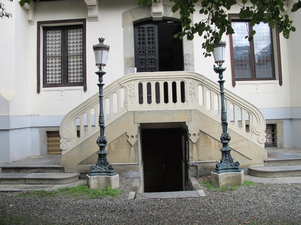 Vue d'ensemble du perron devant l'entrée.