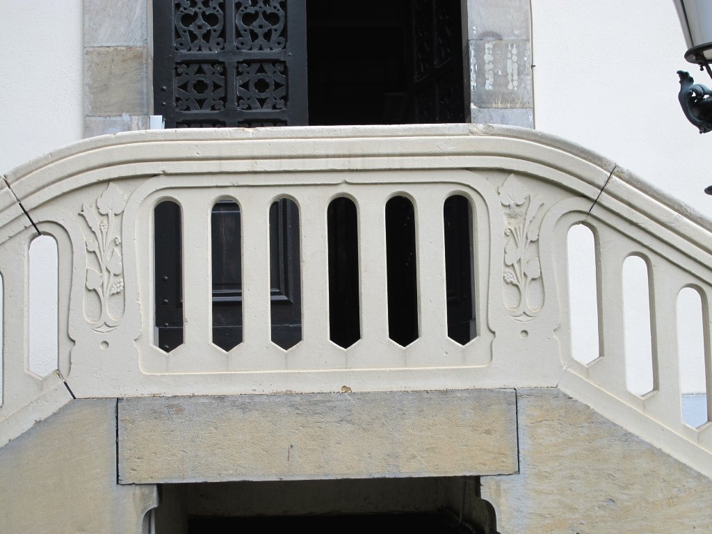 Détail du décor végétal ornant le garde-corps du perron.