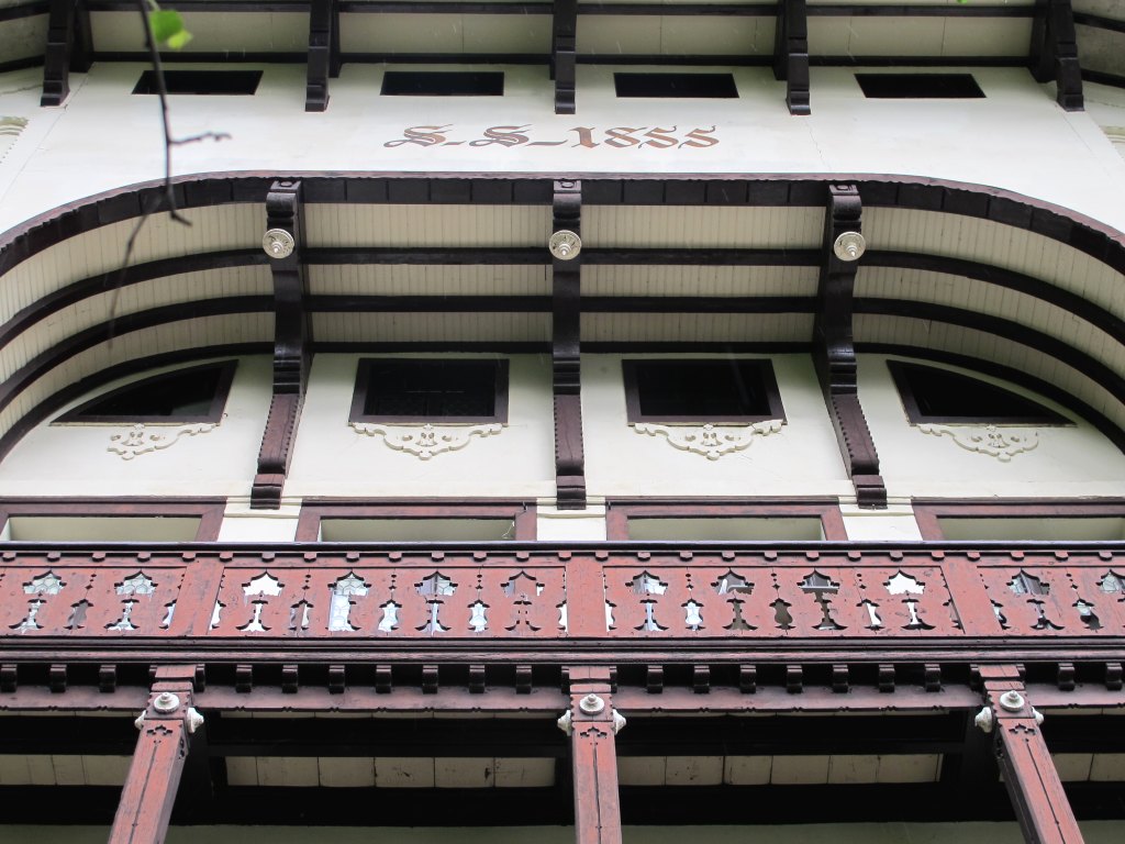 Vue de la partie supérieure de la façade.