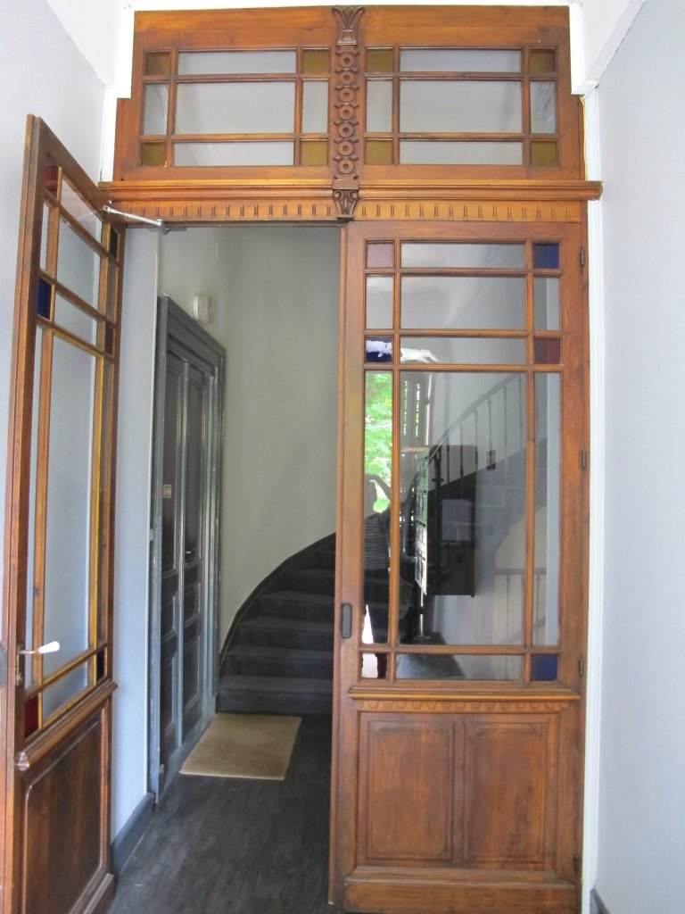 Vue d'ensemble de la porte intérieur du hall.