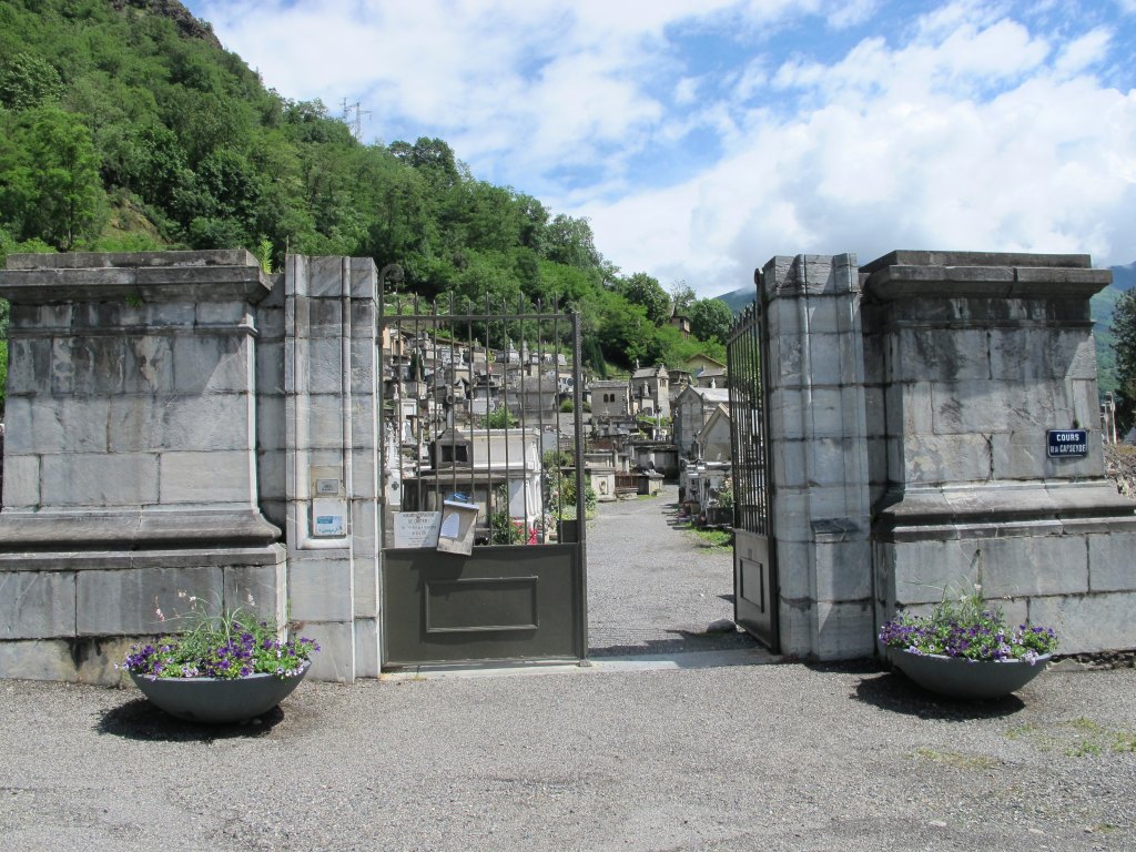 Vue du portail d'entrée de la section n°1 du cimetière.