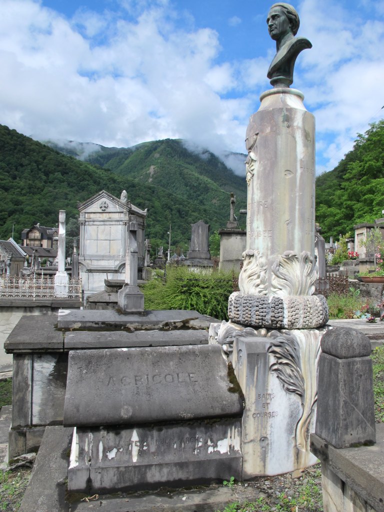 Vue de la partie droite du tombeau de Nérée Boubée.