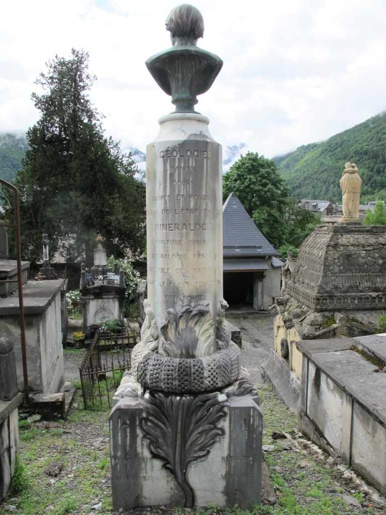 Vue postérieure du tombeau de Nérée Boubée.