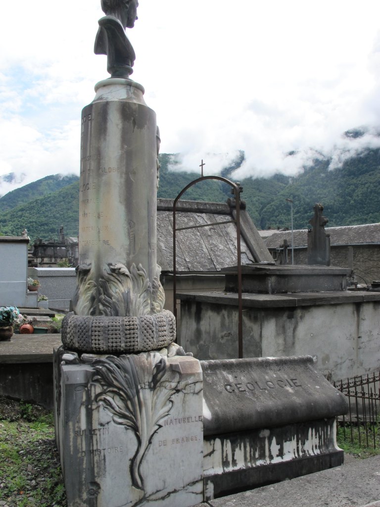 Vue de la partie gauche du tombeau de Nérée Boubée.