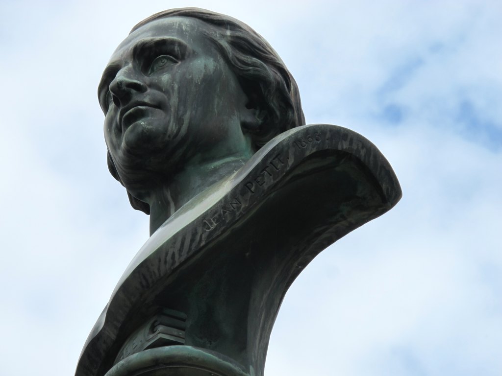 Détail de la signature de Jean Petit sur le buste de Nérée Boubée.