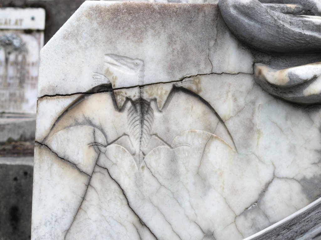 Détail d'un décor de squelette.