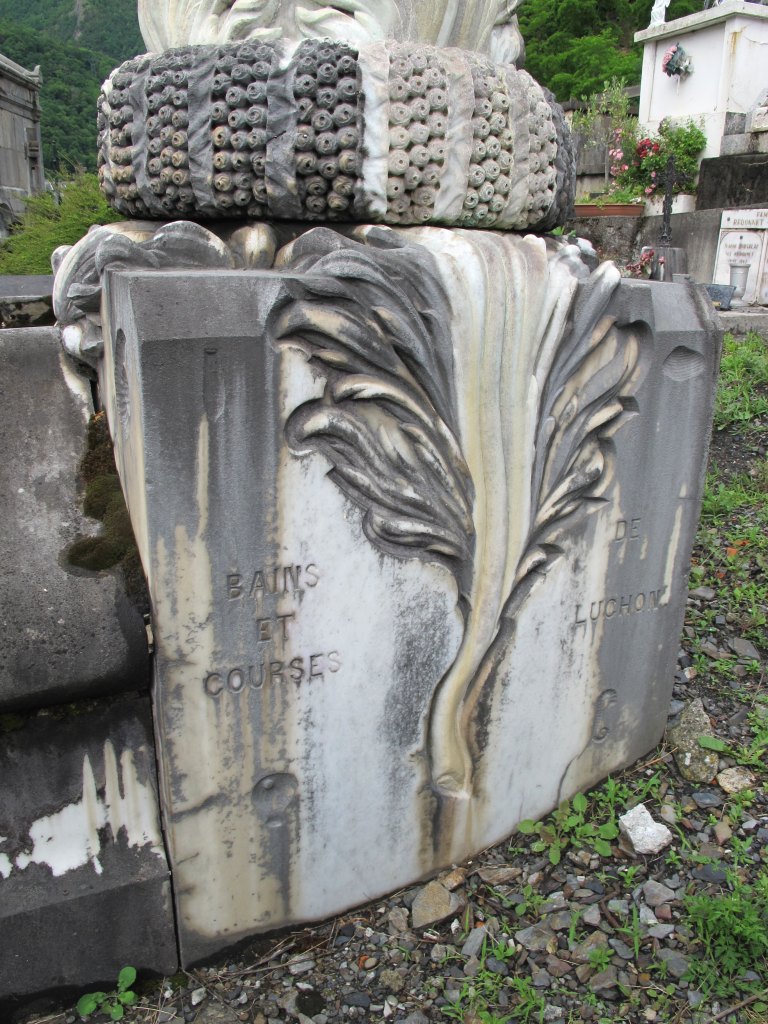 Détail du décor de la base de la colonne.