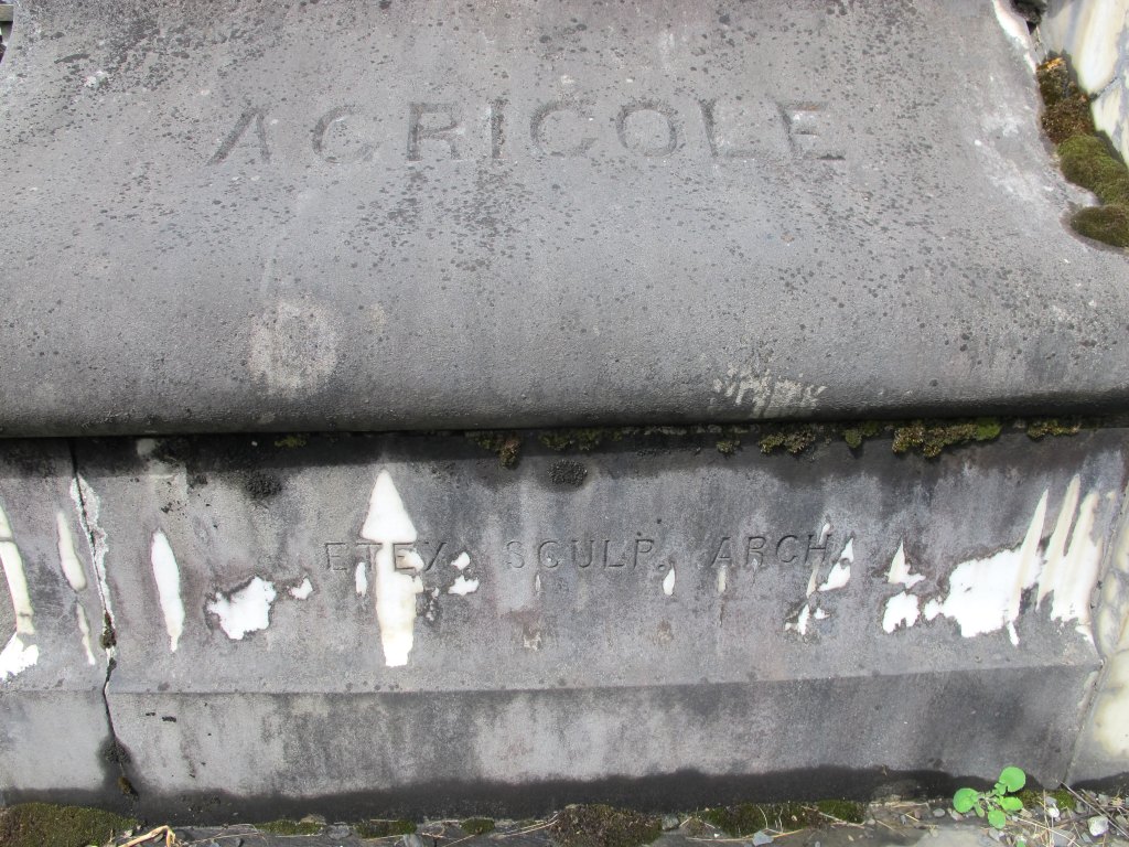Détail de la signature d'Etex sur la face latérale du tombeau.