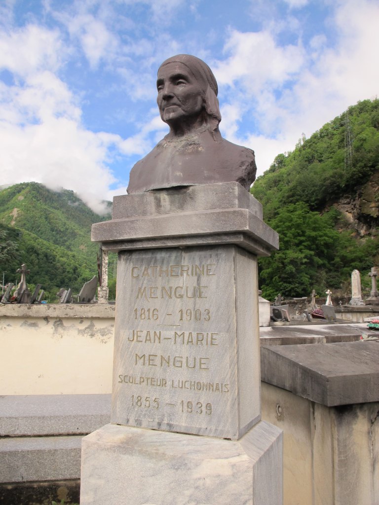 Vue de la stèle et du buste sculpté de Catherine Mengue.